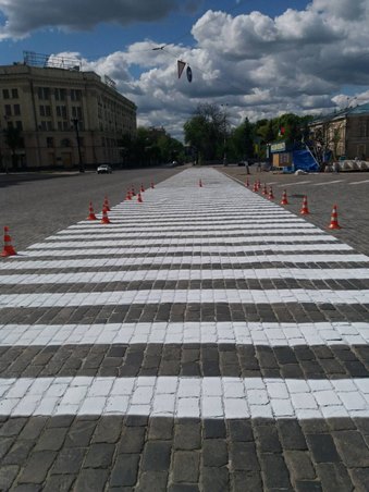 В Харькове наносят дорожную разметку